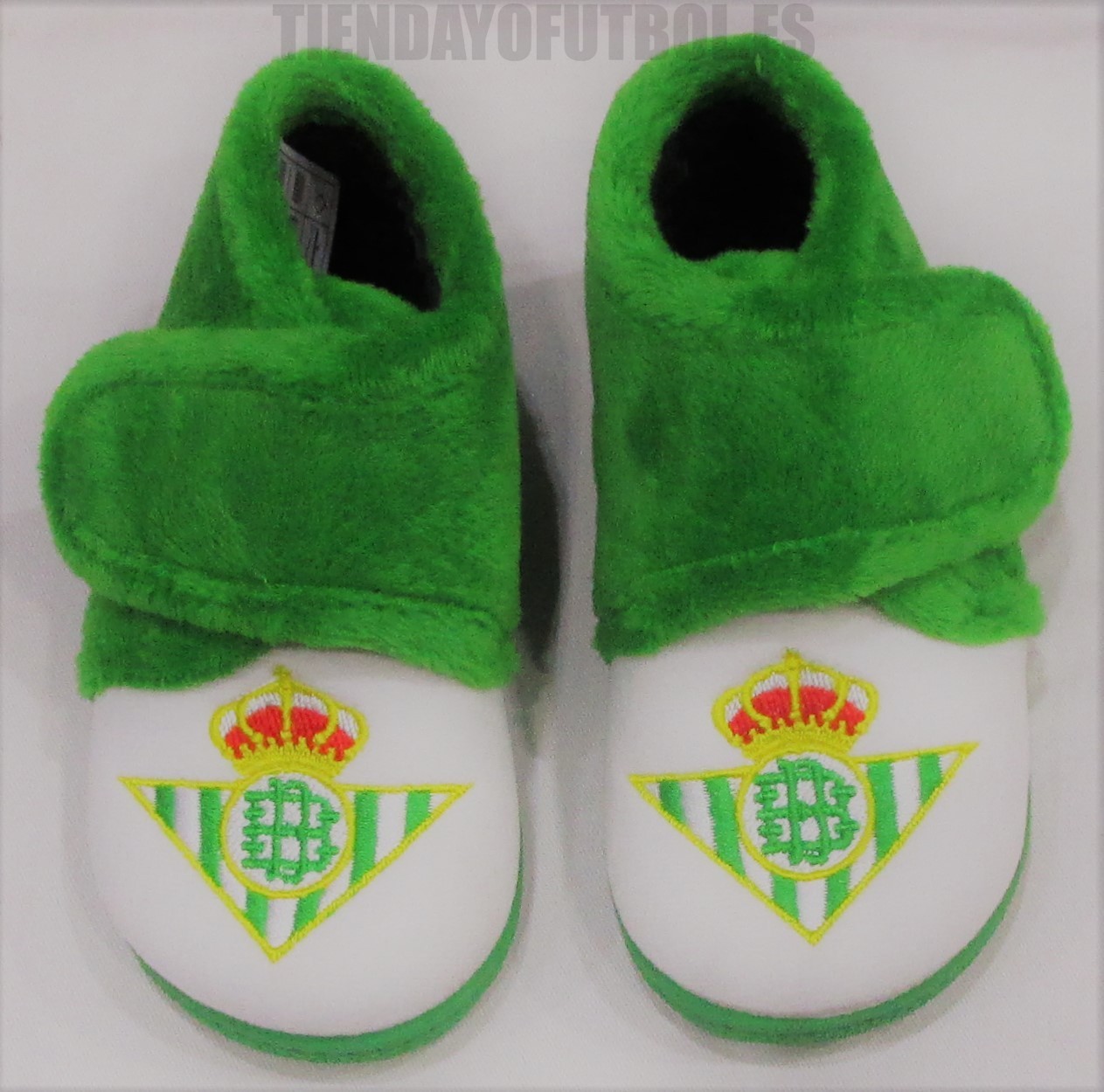 Zapatillas de estar por casa para niño del Real Madrid.